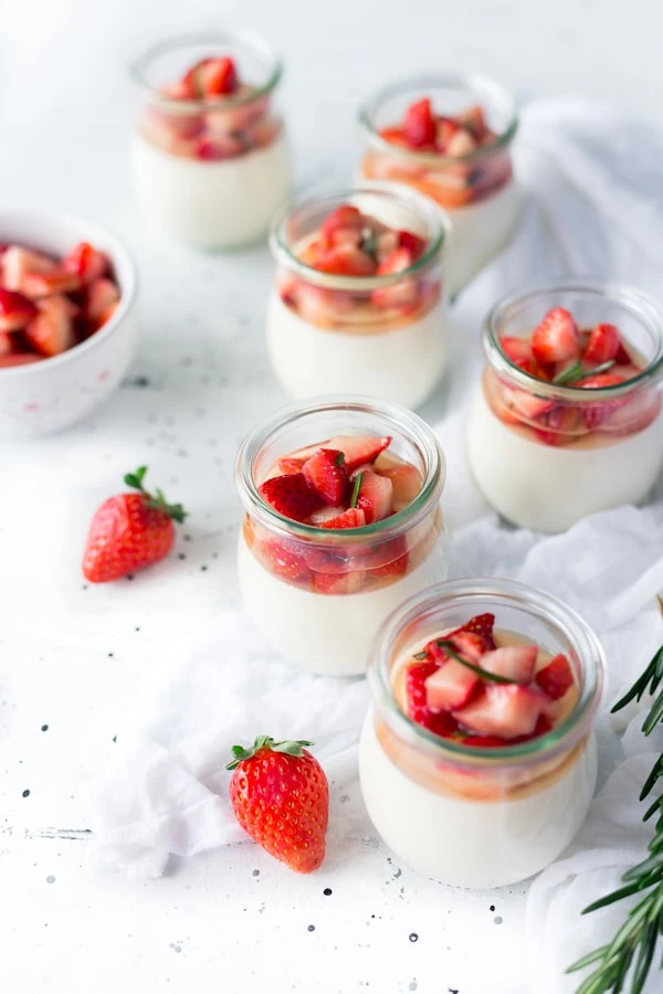 Raspberry tart with pastry cream